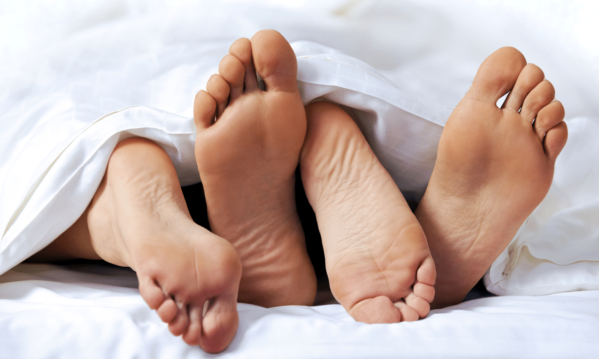 man vrouw voeten bed postpartum passie
