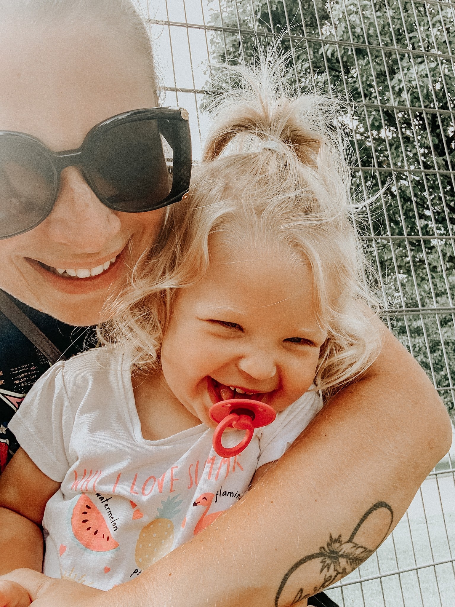 kind, moeder, speen, zonnebril