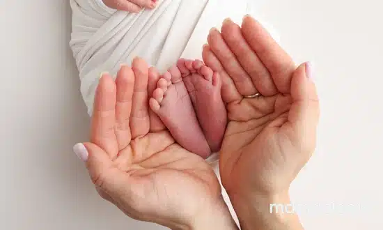 baby voetjes die vastgehouden worden