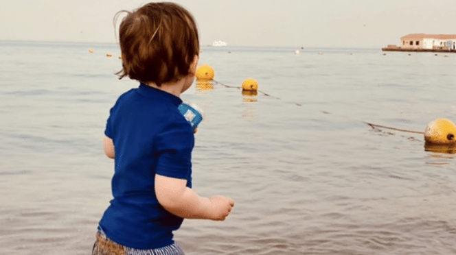 Kind bij de zee