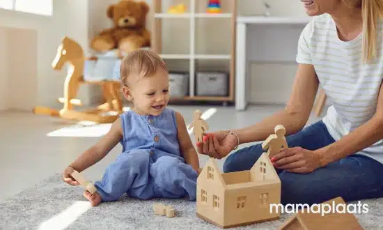 Baby spelen met moeder