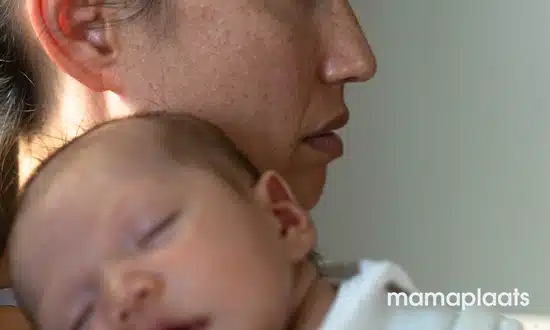 Moeder die baby vasthoudt