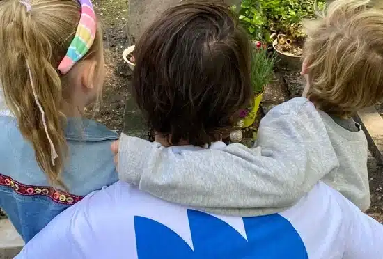 Kinderen bij graf