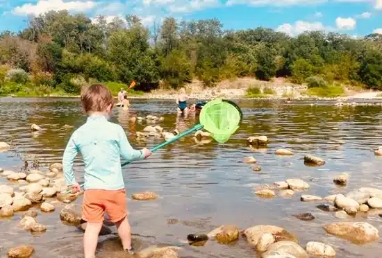 Kind die speelt in water