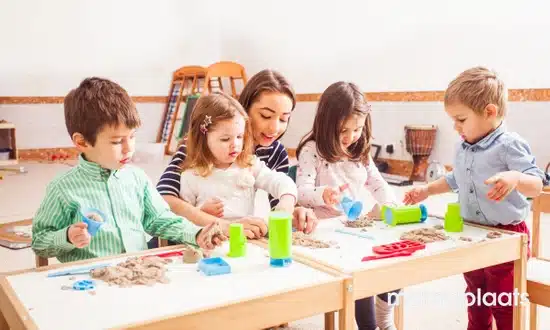 Kinderen aan het spelen op school