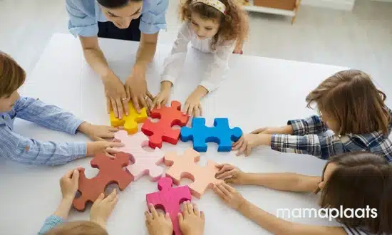 Kinderen die puzzelen