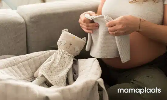 Zwanger buik met babyspullen