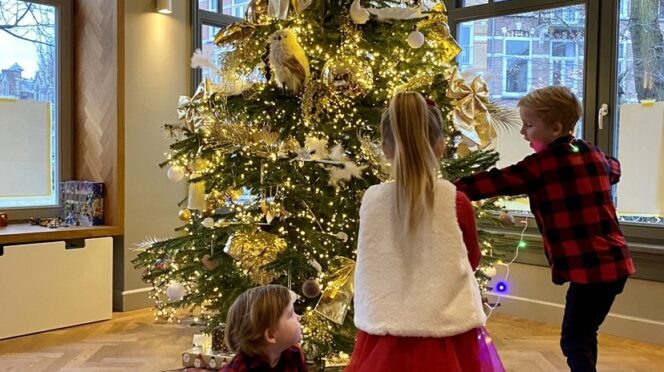 Kinderen bij kerstboom