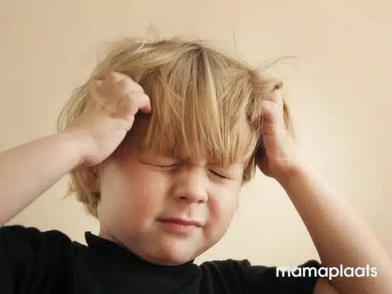 Kind met hoofdluis
