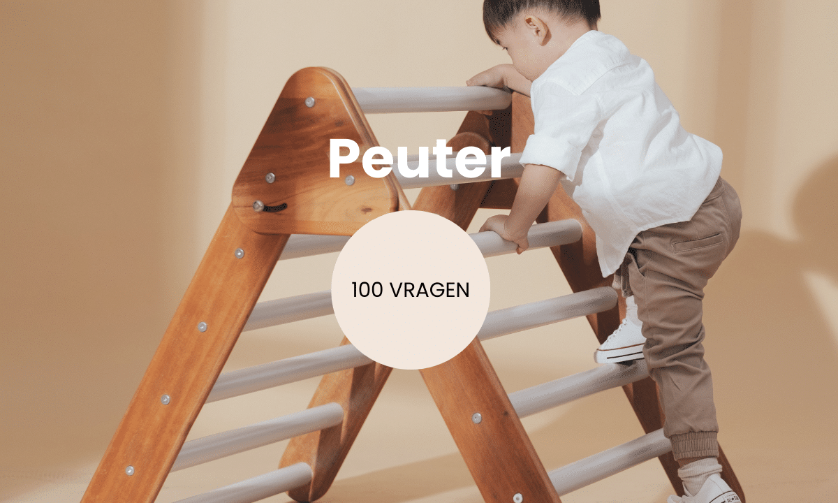 peuter die klimt op een klimrekje