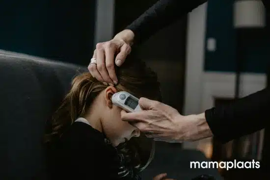 Kind met oor thermometer