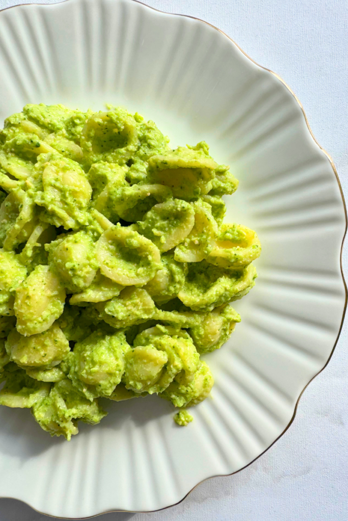 Supersnelle-groene-pastasaus-in-10-minuten-🥑🥦-De-Vegan-Moeder-Expert-Blogger-Mamaplaats