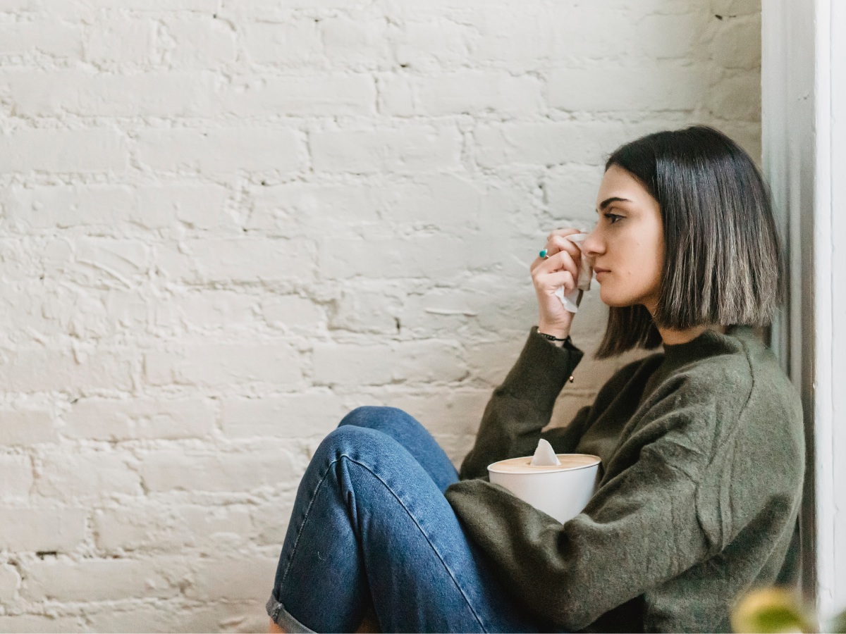 vrouw huilen zakdoek