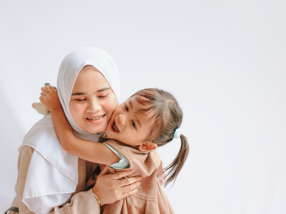 moeder dochter hoofddoek staartjes knuffel