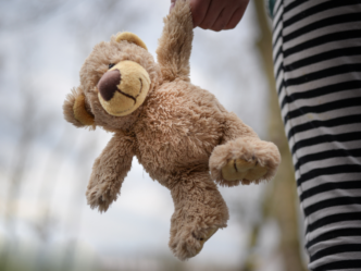 knuffel in hand kind