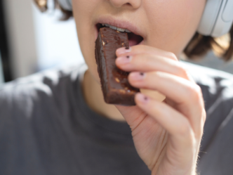 vrouw eten snack snickers chocola