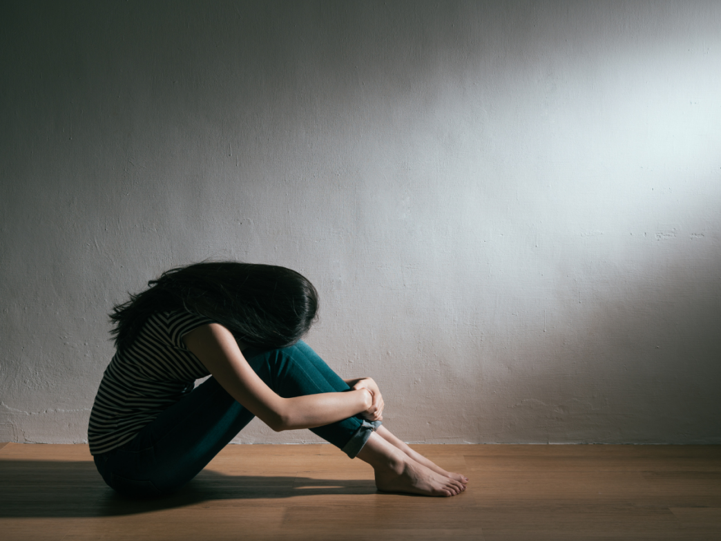 vrouw eenzaam verdrietig