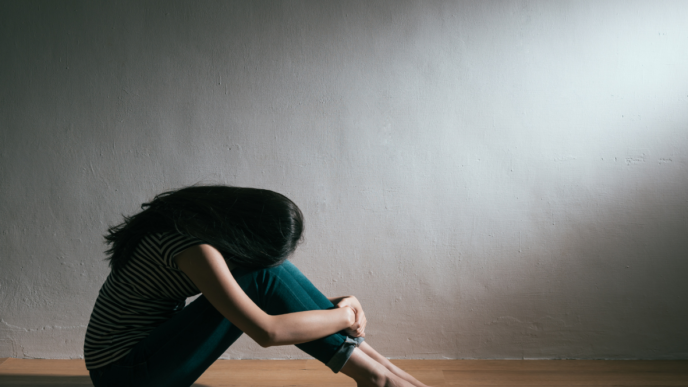 vrouw eenzaam verdrietig