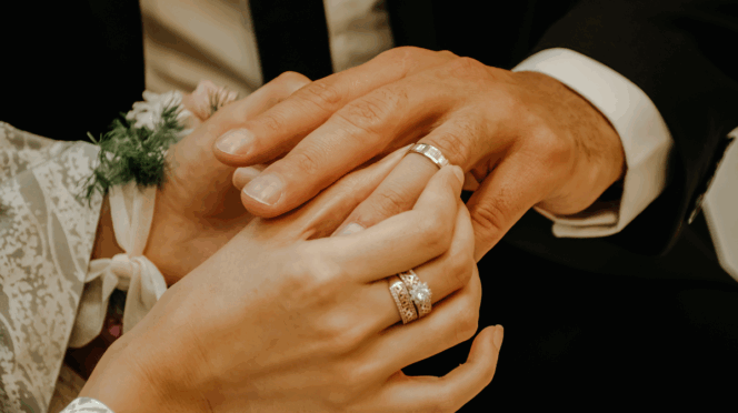 handen trouwen ringen