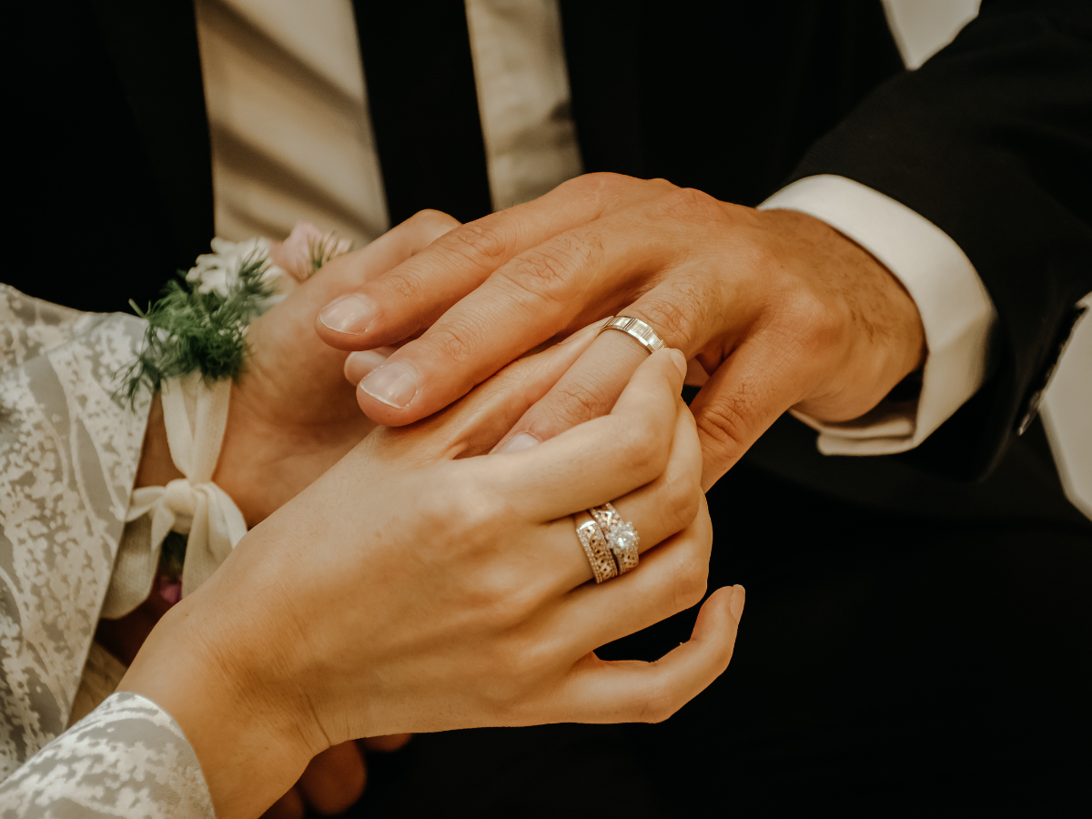 handen trouwen ringen
