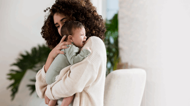 vrouw met huilende baby