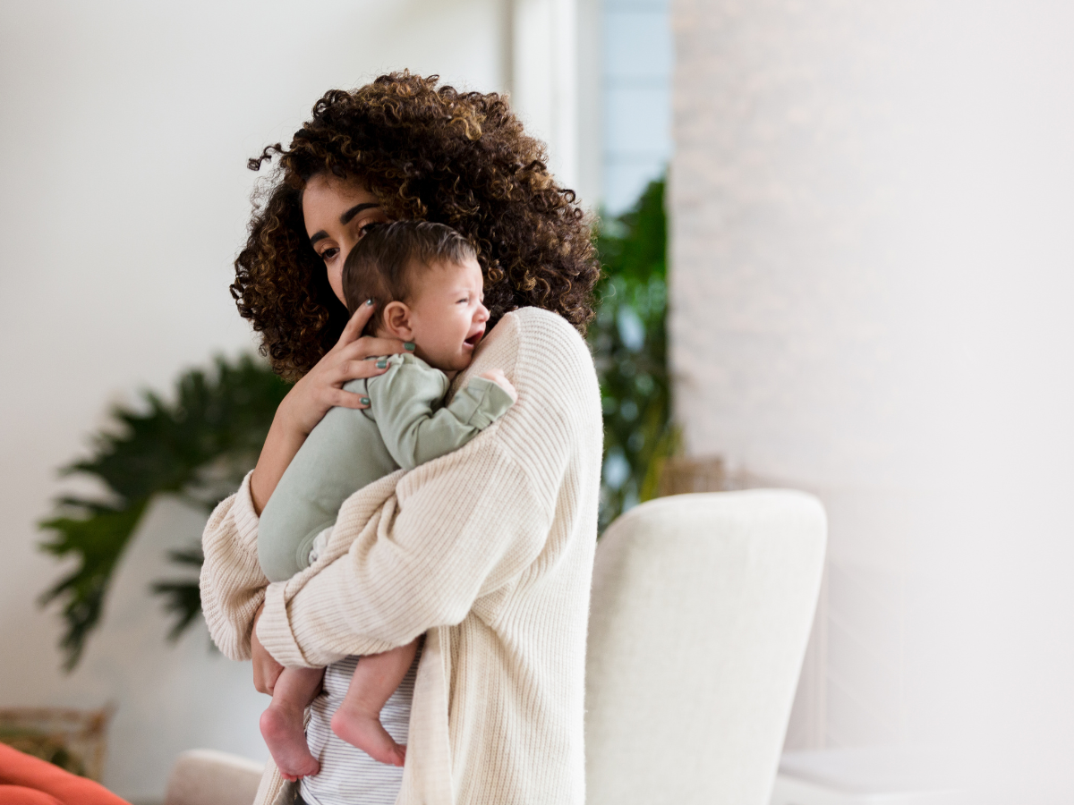vrouw met huilende baby