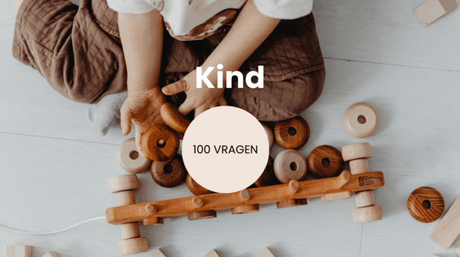 kind handjes speelgoed