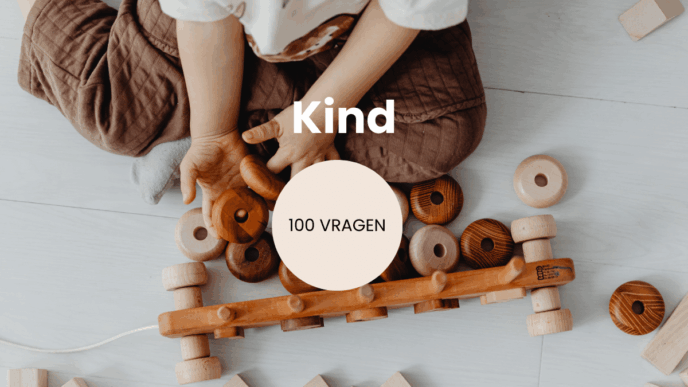 kind handjes speelgoed