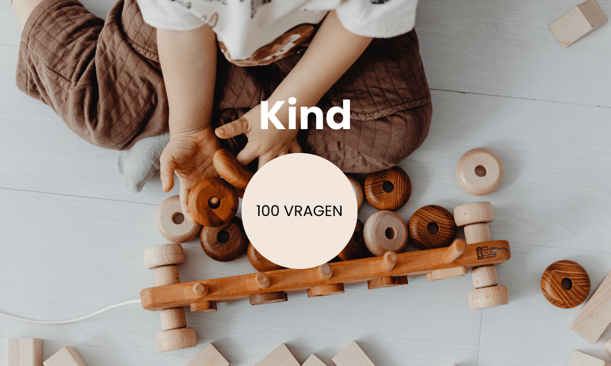 kind handjes speelgoed