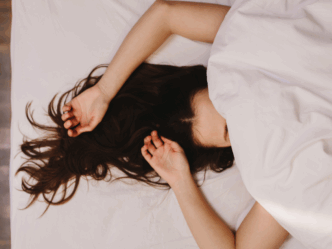 bed vrouw slapen