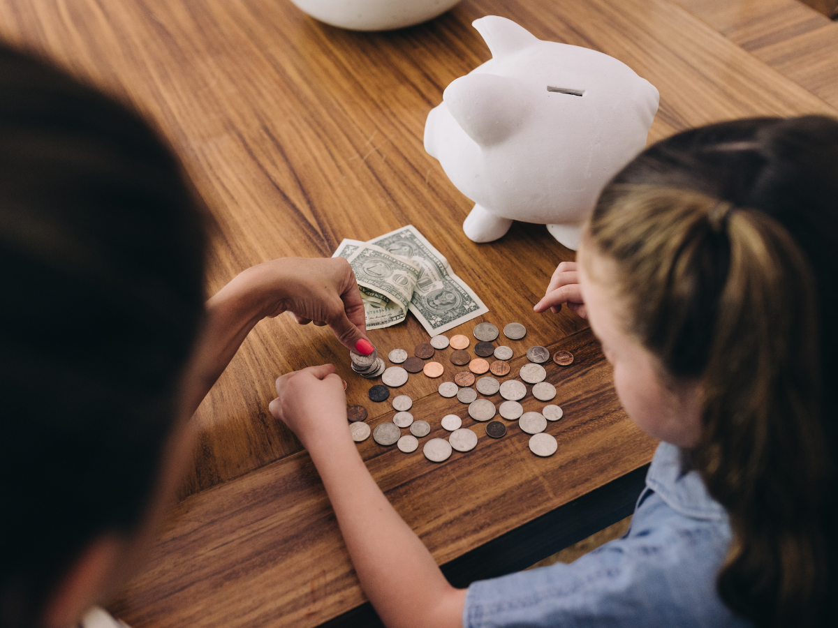 moeder en kind spaarvarken