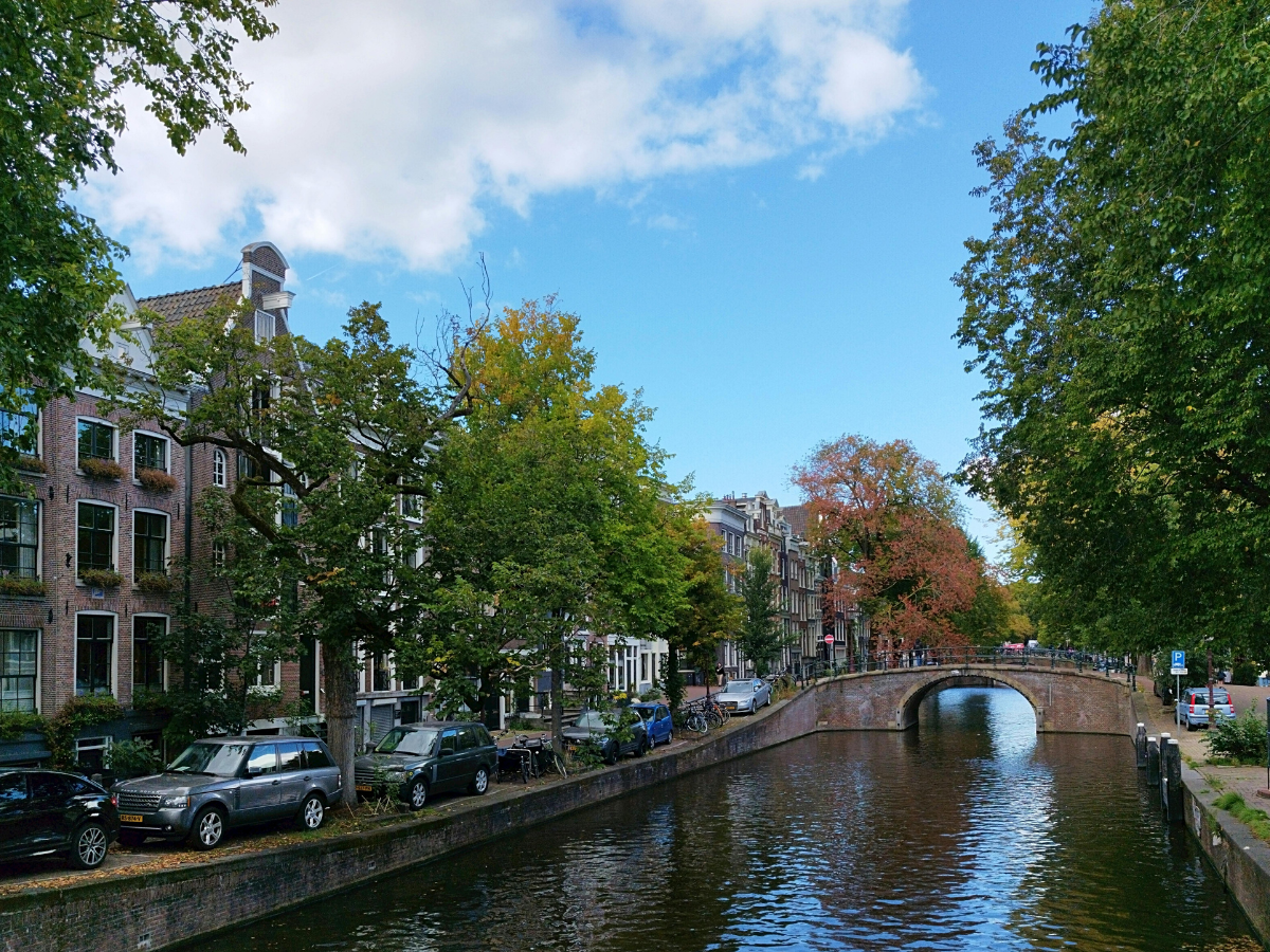 Man redt peuter uit gracht Amsterdam