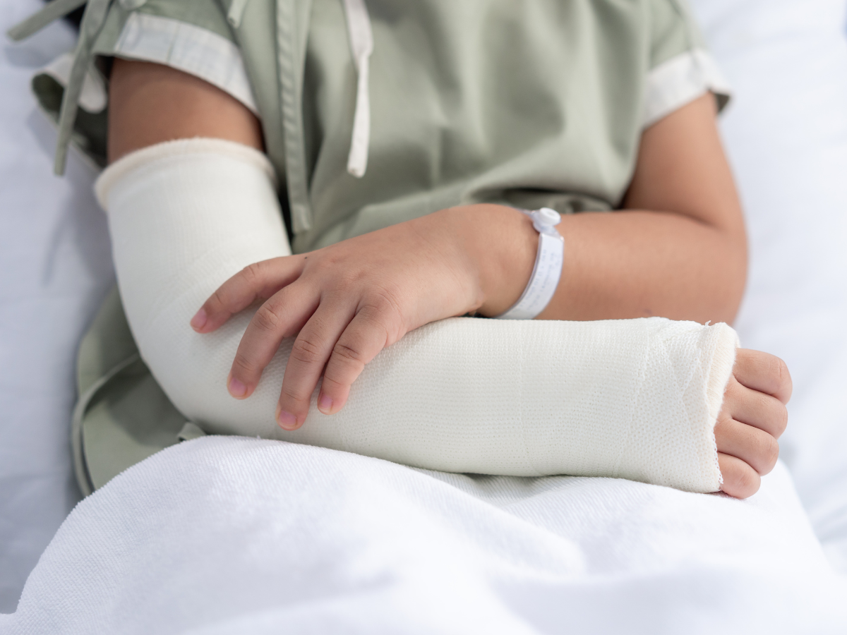 kind met gebroken arm
