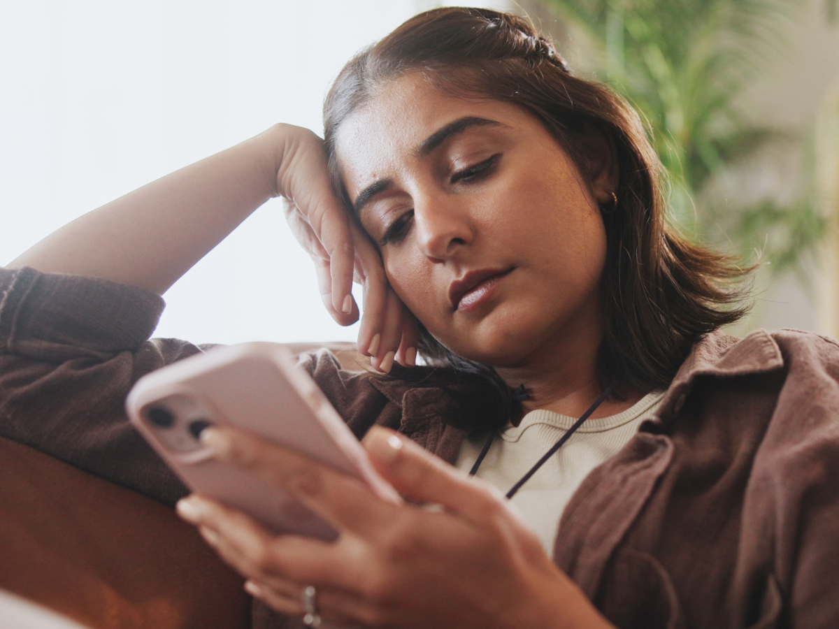 Moeder verslaafd aan telefoon scrollen