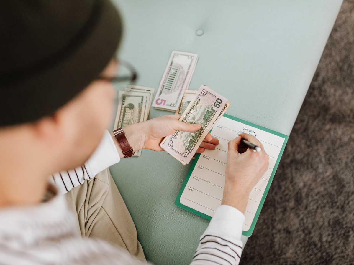 man verkleedt zich als overleden moeder