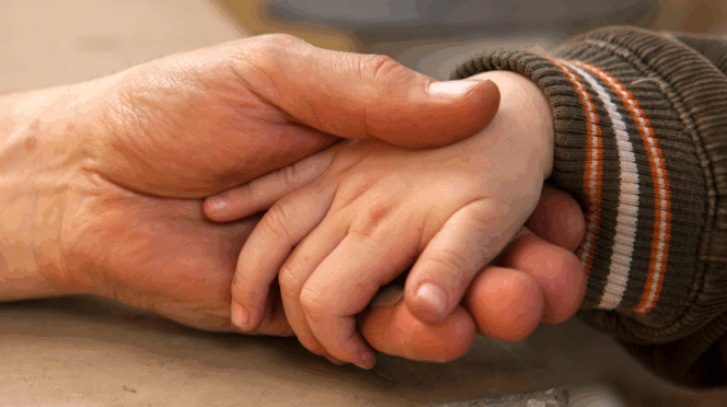 jasmina borgeld opa kleinkind hand