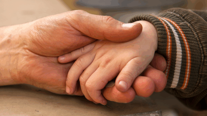 jasmina borgeld opa kleinkind hand