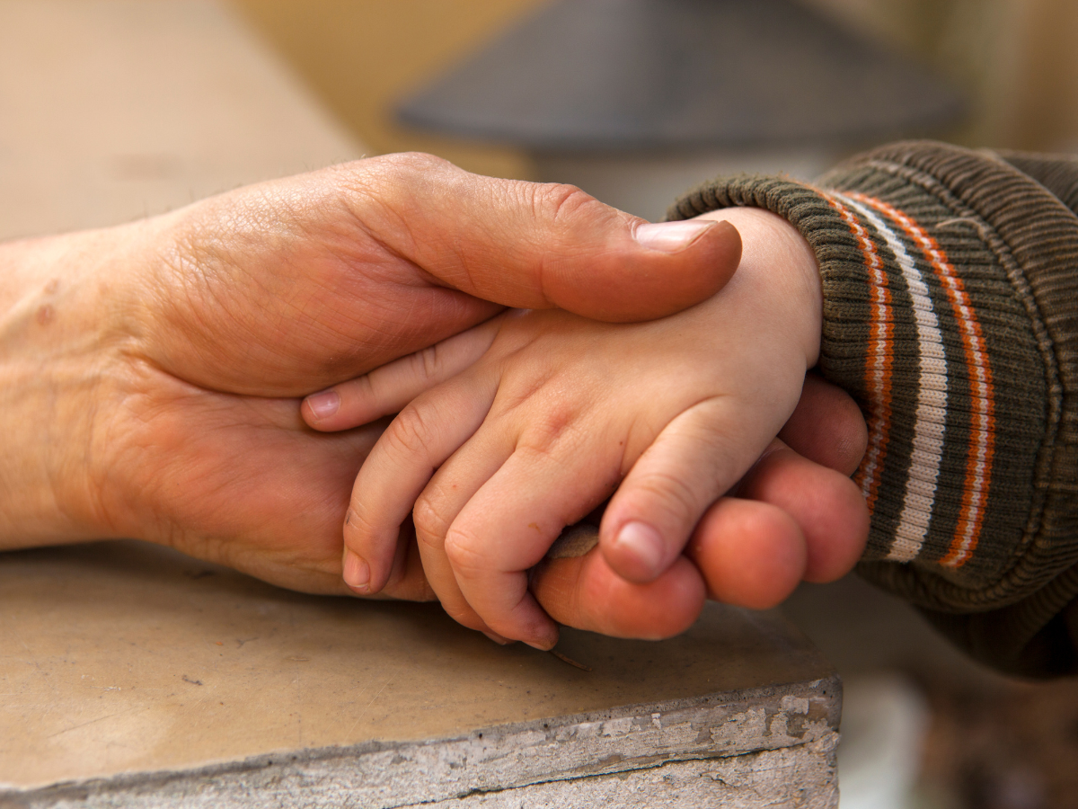 jasmina borgeld opa kleinkind hand