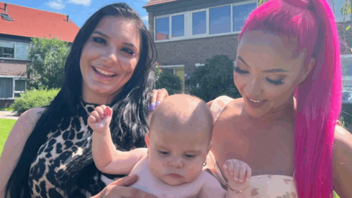 vier handen op een buik