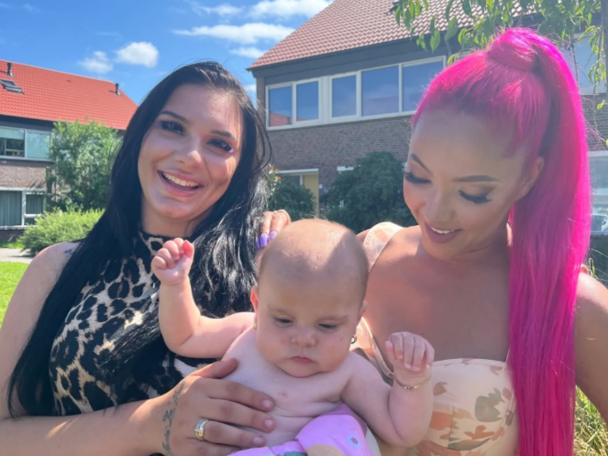 vier handen op een buik