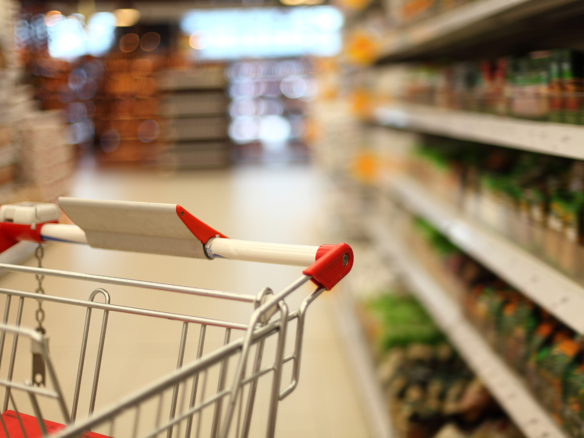 meisje bij keel gegrepen supermarkt