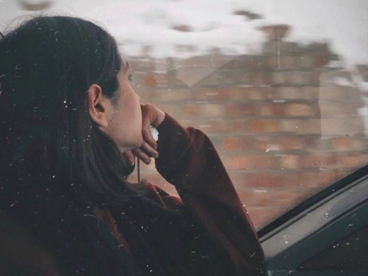 leven voelt zwaar ondanks therapie meisje kijkt uit raam auto