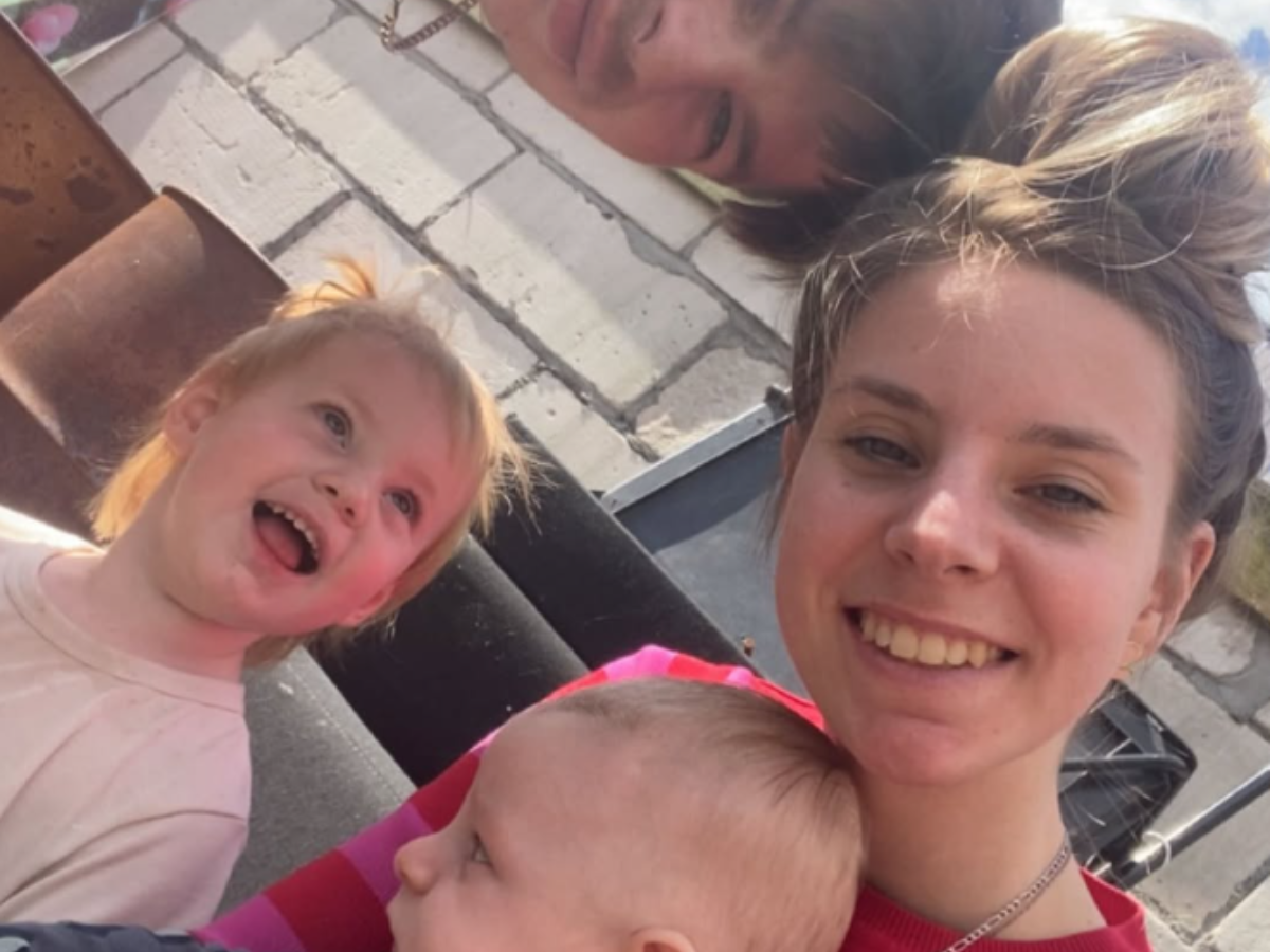 stacey vier handen op een buik