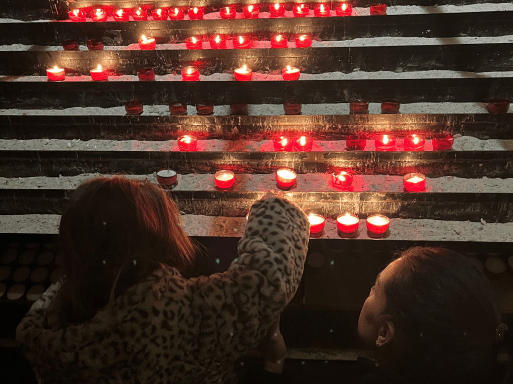 helft tweeling verloren moeder steekt kaarsje aan met dochter