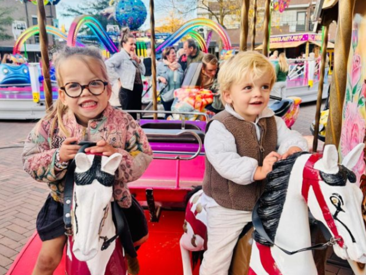 20 weken echo twee vaders foto van kinderen in draaimolen