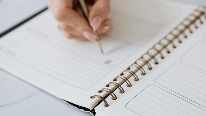 agenda zorgouder vrouw schrijft in agenda