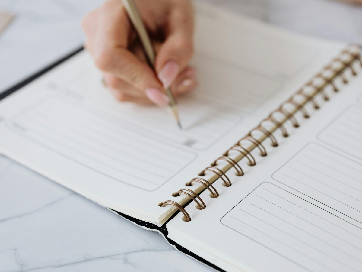 agenda zorgouder vrouw schrijft in agenda