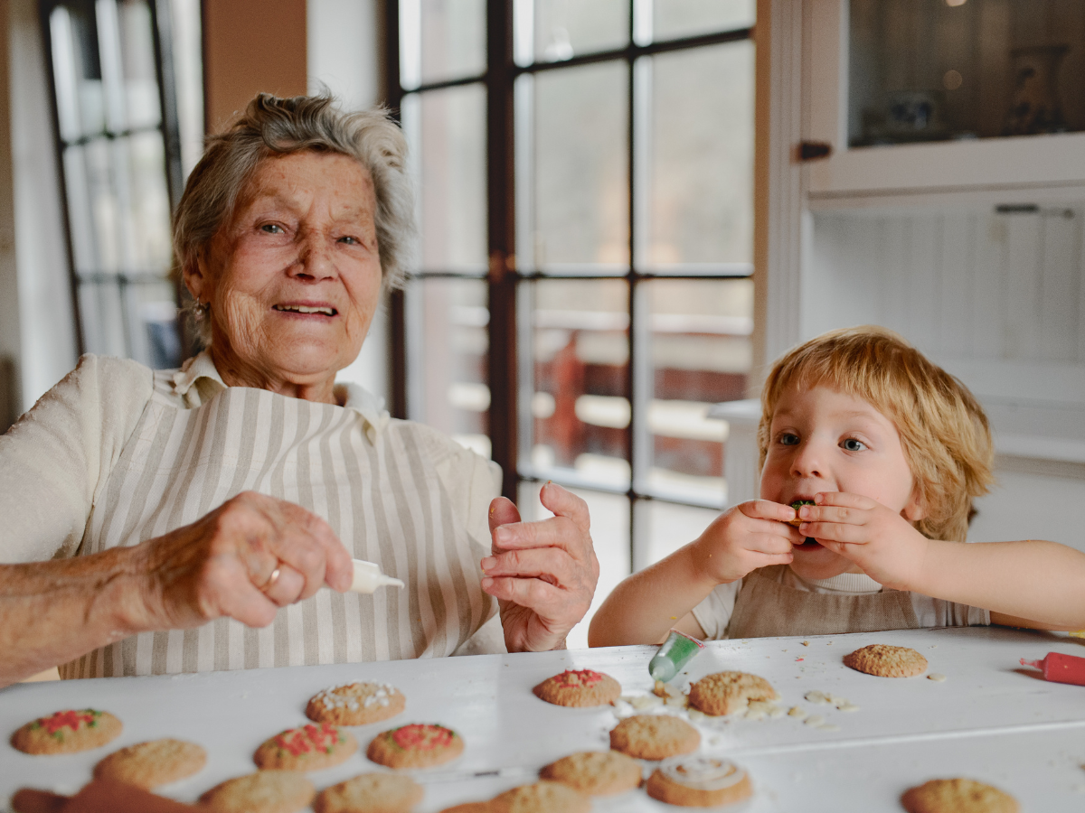 oppassen op kleinkinderen oma die koekjes bakt met kleinkind