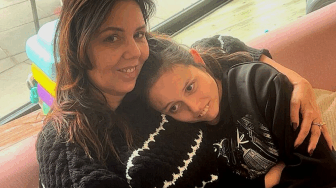 kind met autisme moeder en dochter knuffelend op de bank