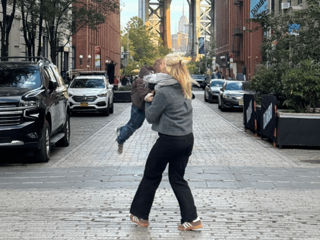 verhuizen naar Amerika met kinderen elseniek met haar kind in een wijk in new york